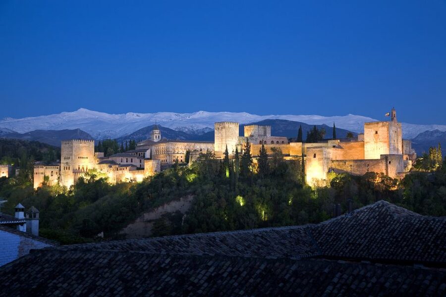 Granada: The Alhambra and Nasrid Palaces Guided Night Tour - Why the Alhambra works so well after dark