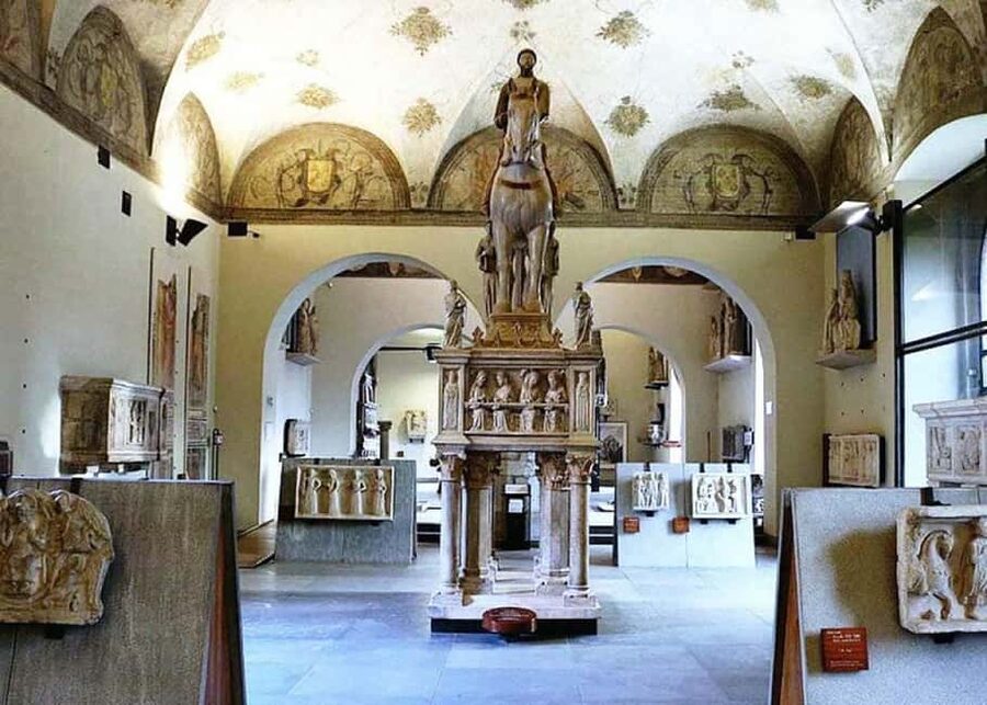 Guided Tour: Discover Sforza Castle and Michelangelo's Art - Entering Sforza Castle and its powerful past
