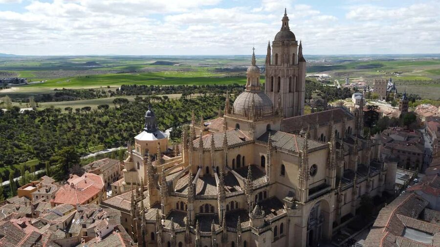 Guided tour of Segovia in Spanish: Cathedral and Alcázar - Starting beside Segovia’s Alcázar