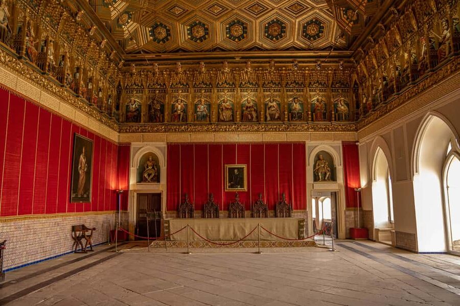 Guided tour of Segovia in Spanish: Cathedral and Alcázar - Through the Canonjías and the old church district