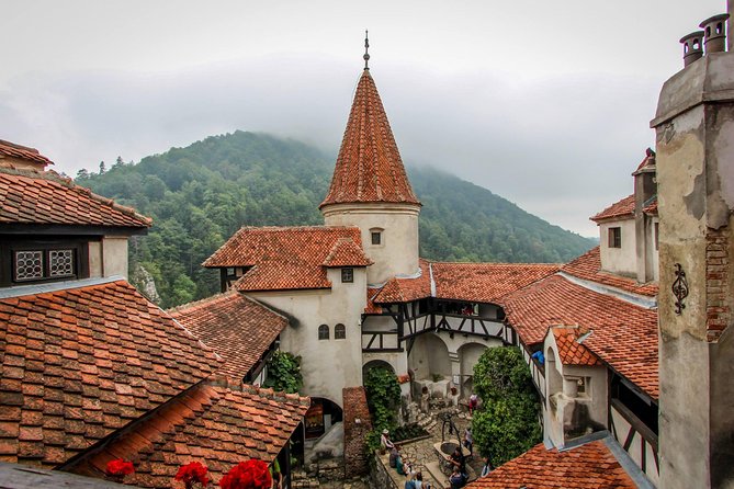 Guided visit in Spanish to the Castle of Dracula in Bran (native Spanish guide). - Starting at Bran Castle at 9:00 am