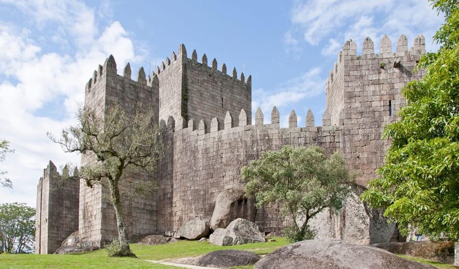 Guimarães: Castle of Guimarães Entry Ticket - Entering through the keep