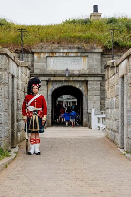 Halifax: Peggy's Cove, Citadel and Titanic Cemetery Tour - Citadel Hill and the old military core