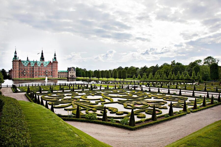 Hillerød: Frederiksborg Castle Entry Ticket - Two gardens, two very different moods
