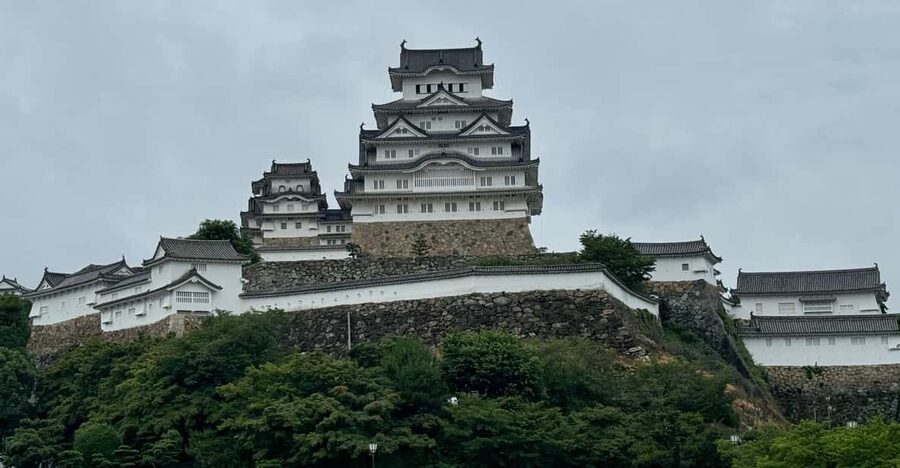 Himeji: Guided Tour of Himeji Castle & Cozy Engyoji Temple - Inside Himeji Castle with a guide