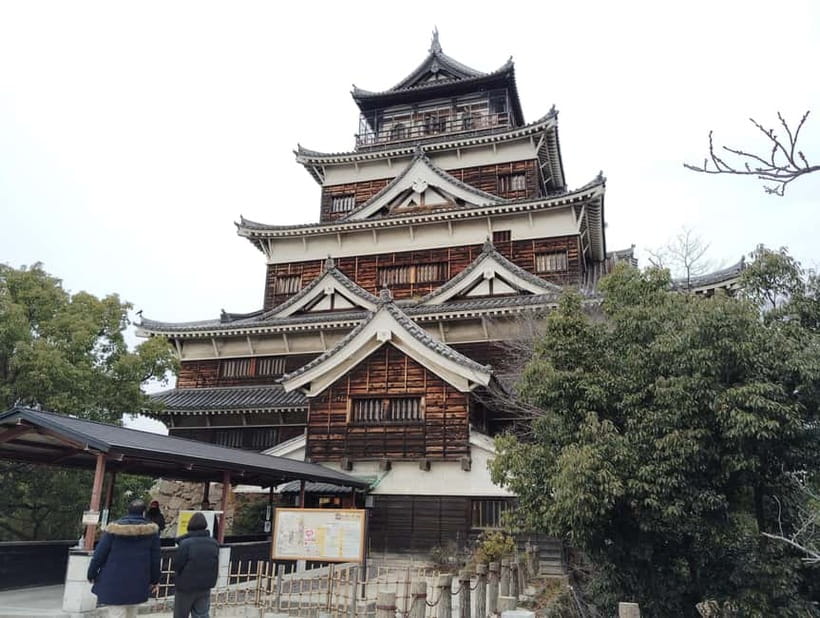 Hiroshima Castle 1h guide tour - Meeting at the Main Keep