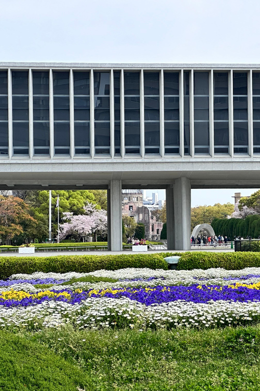 Hiroshima; Hiroshima Peace Memorial Museum and Castle Tour - What the guides add to the experience