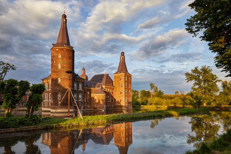 Hoensbroek: Entry Ticket to Hoensbroek Castle - Following the route through 40 chambers