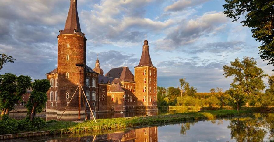 Hoensbroek: Entry Ticket to Hoensbroek Castle - Entering a castle that began in 1250