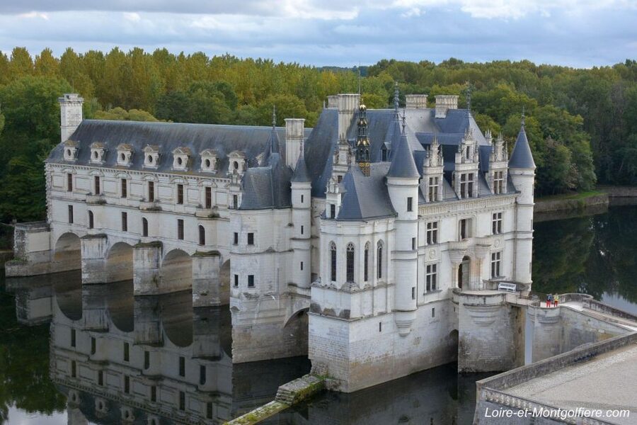 Hot Air Balloon Flight above the Castle of Chenonceau - Helping prepare the balloon