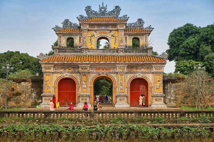 Hue: Hue Walking Tour to Imperial Citadel with Tour Guide - Duyet Thi Duong Theater and the royal arts