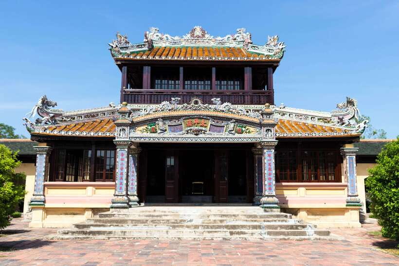 Hue: Hue Walking Tour to Imperial Citadel with Tour Guide - Thai Hoa Palace and the ceremonial heart of the citadel