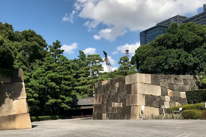 Imperial Palace East Garden and Edo Castle Walking Tour in Tokyo - Wadakura Fountain Park is a calm place to begin