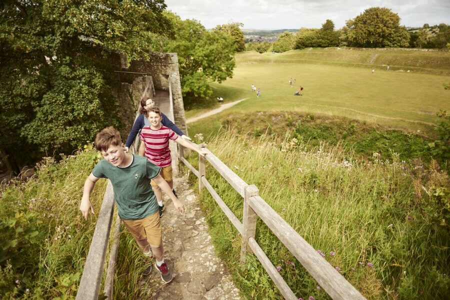 Isle of Wight: Carisbrooke Castle Entry Ticket - Walking the battlements and climbing the Norman keep