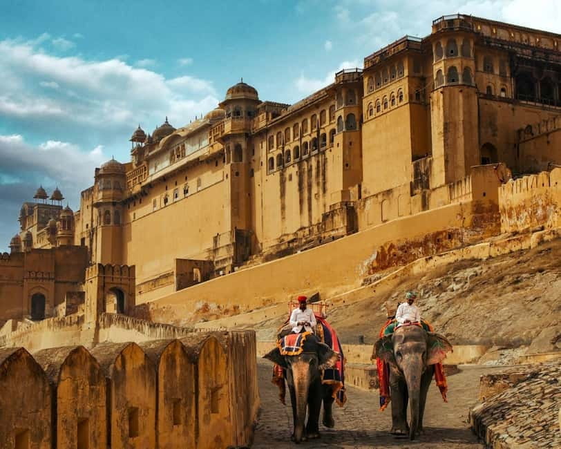 Jaipur: Amber Fort, Stepwell & Jal Mahal with Pickup - Private transport makes the five-hour plan practical