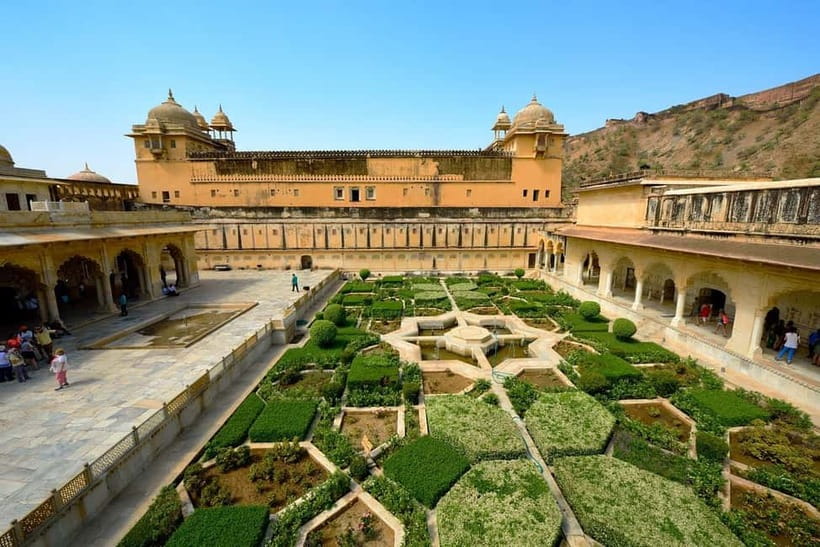 Jaipur: Amber Fort, Stepwell & Jal Mahal with Pickup - The guide can make or break the experience
