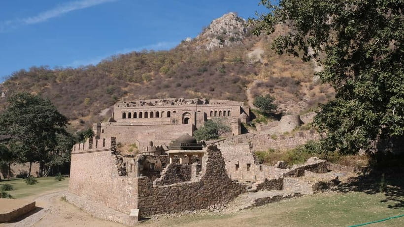 Jaipur: Same-Day Bhangarh Fort & Chand Baori Stepwell Tour - The optional art and craft village stop