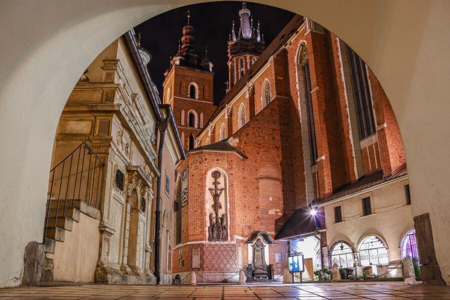 Kraków: Old Town & Wawel Castle Walking Tour in English - Main Market Square and the sound of St. Mary’s trumpet