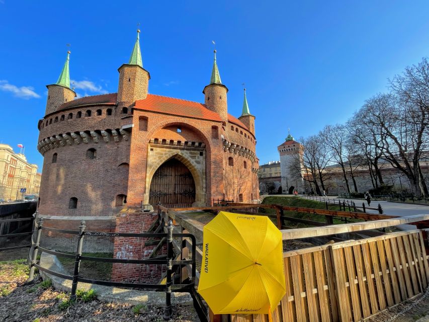 Kraków: Old Town & Wawel Castle Walking Tour in English - Meeting the guide by the Barbican and St. Florian’s Gate