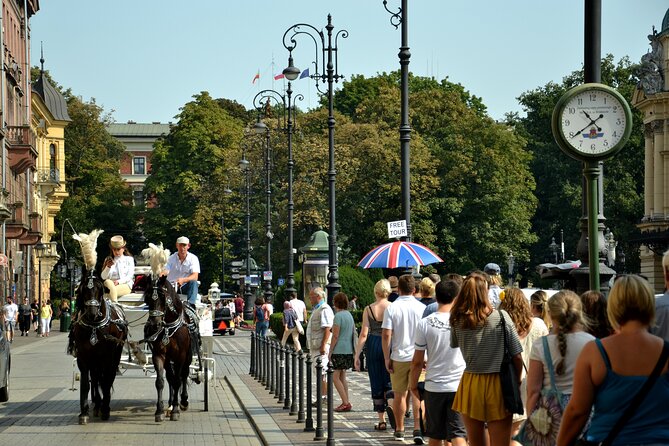 Krakow's Essential Tour of the Old Town and Wawel Castle - Reading Krakow through Rynek Główny