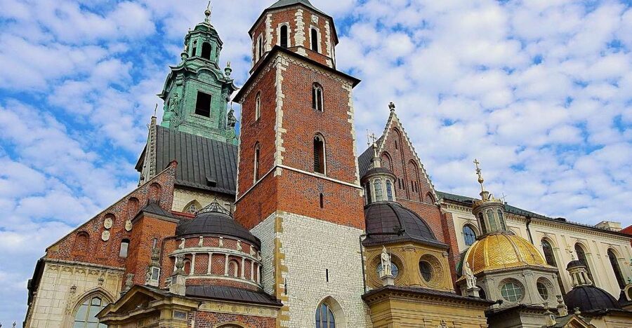 Krakow: Skip-the-Line Wawel Castle & Old Town Guided Tour - Wawel Hill: Krakow’s best opening chapter