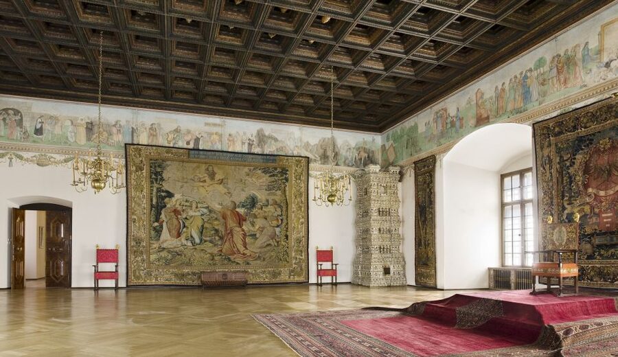 Krakow: Skip-the-Line Wawel Castle & Old Town Guided Tour - Practical details that affect your day