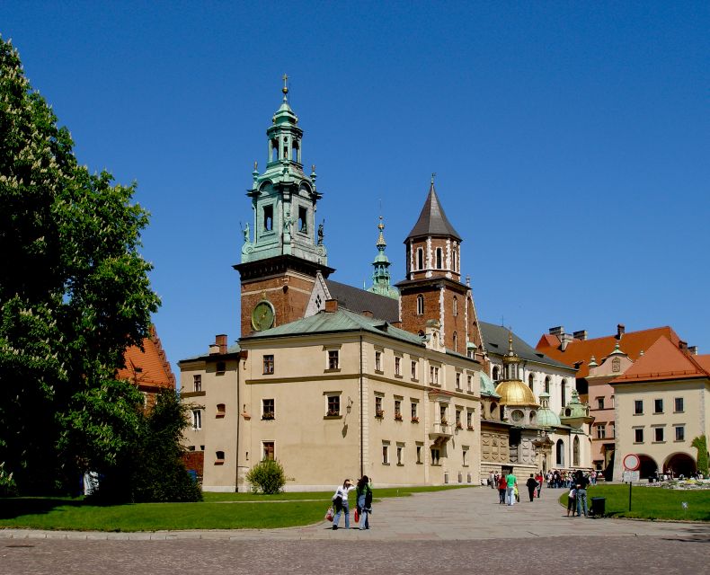 Krakow: Wawel Castle and Cathedral Guided Tour - Wawel Cathedral, Poland’s shrine of memory