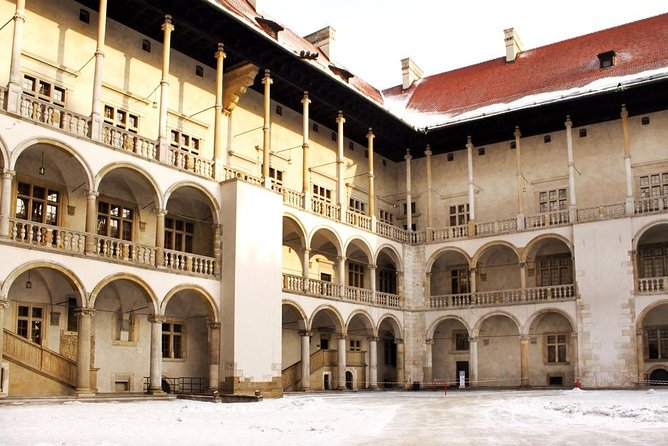 Krakow: Wawel Castle & Cathedral Guided Tour - The art is better with a guide
