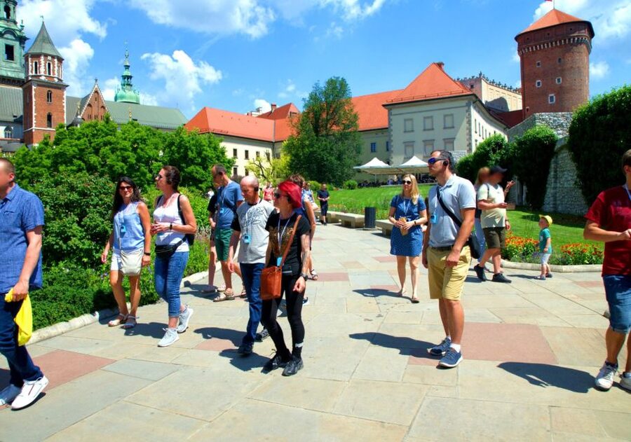 Krakow: Wawel Castle Guided Tour with Entry Tickets - Finding the meeting point on Kanonicza Street
