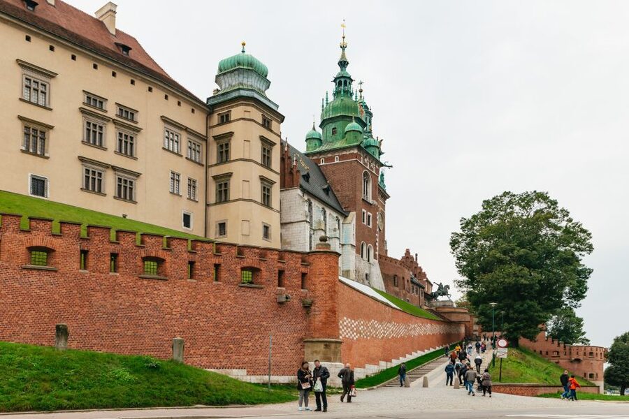 Krakow: Wawel Royal Hill with Optional Castle and Cathedral - Through the Arms Gate and past Kościuszko