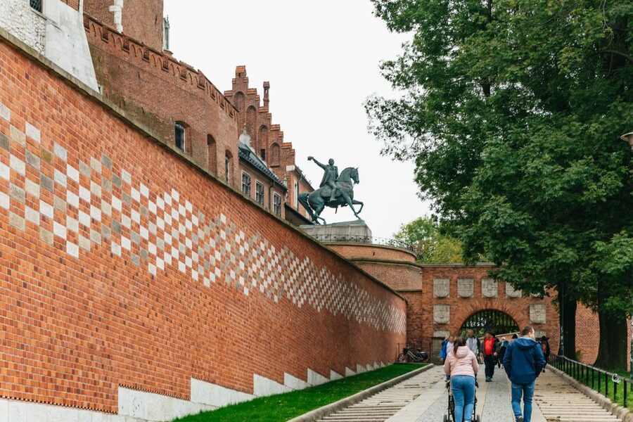 Krakow: Wawel Royal Hill with Optional Castle and Cathedral - What you actually see inside the castle