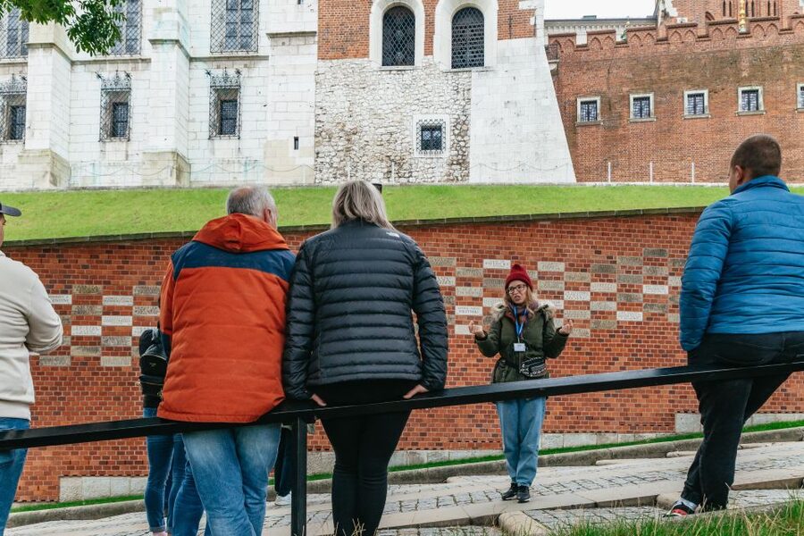 Krakow: Wawel Royal Hill with Optional Castle and Cathedral - The guides make the difference