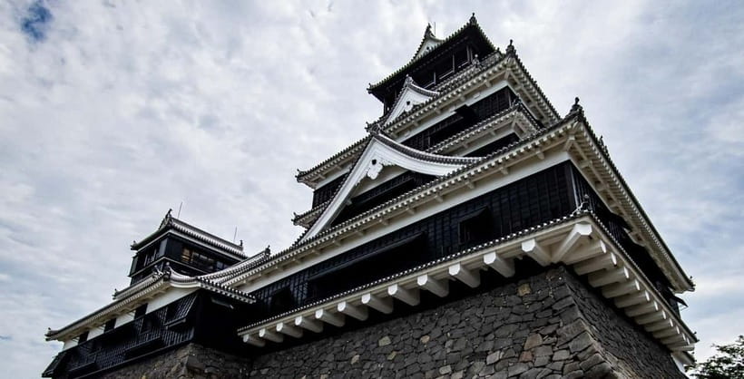 Kumamoto: Castle Admission Ticket - Following the outdoor route and castle walls