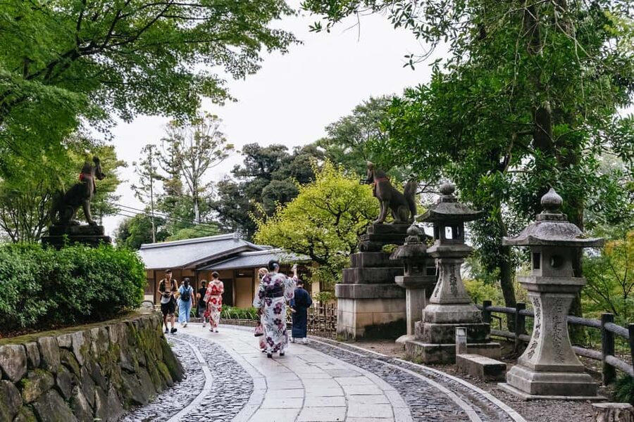 Kyoto: Nijo Castle, Kiyomizu & Fushimi Inari Guided Tour - Fushimi Inari and the red torii gates