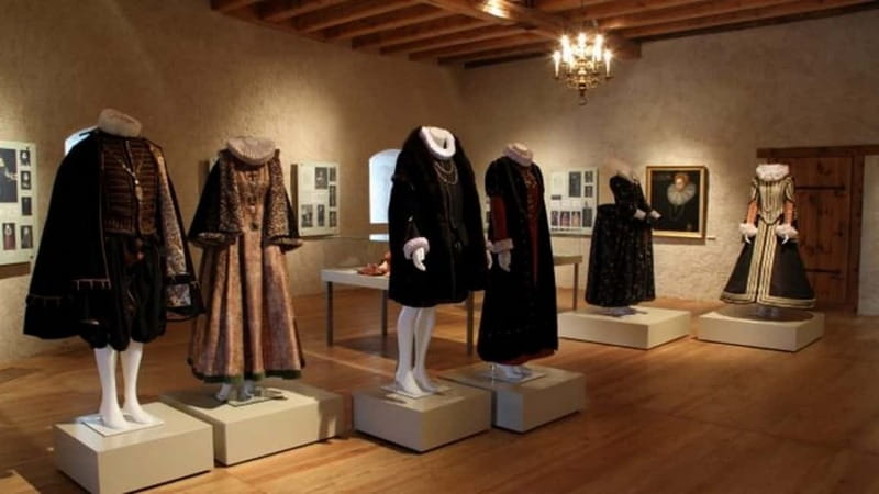 Latvian Palace and Medieval Castle Private Trip - Lunch, dinner, and the food question