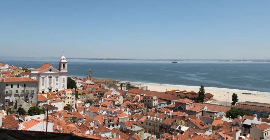 Lisbon: Alfama and São Jorge Castle Quarters Walking Tour - Learning how fado grew in Alfama