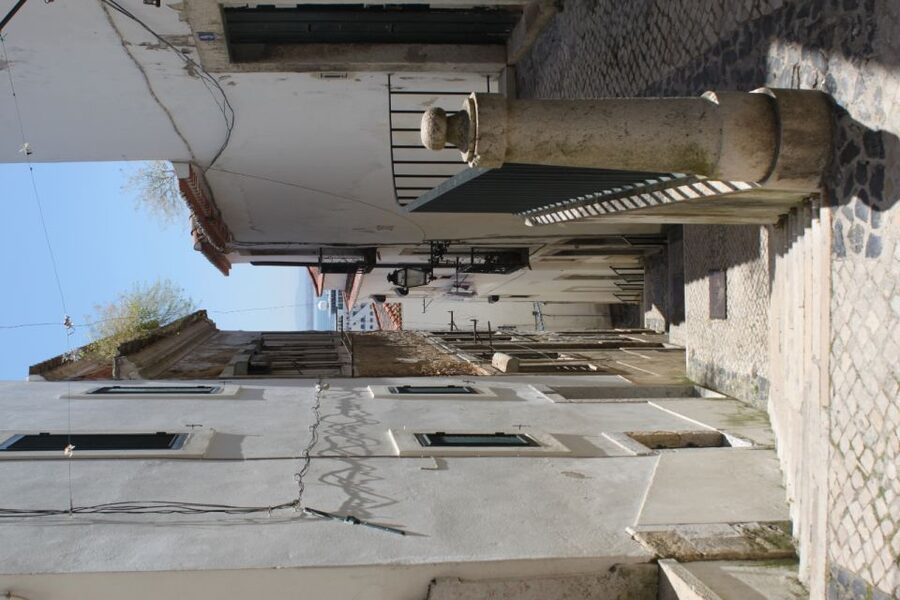 Lisbon: Alfama and São Jorge Castle Quarters Walking Tour - Entering Lisbon Cathedral and reading its changing styles