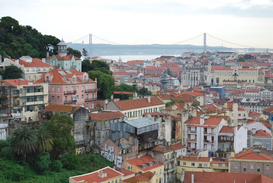 Lisbon: Alfama and São Jorge Castle Quarters Walking Tour - Finding Olisipo at the Cetária