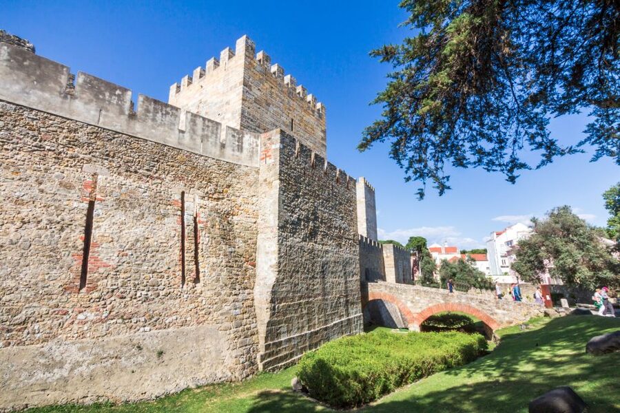 Lisbon: Sao Jorge Castle Skip-the-Line Ticket with Guide - Meeting the guide at the castle entrance