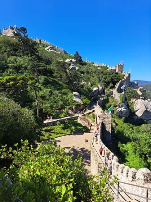 Lisbon: Sintra, Pena Palace, Moorish Castle & Regaleira Tour - The guide makes or breaks the schedule