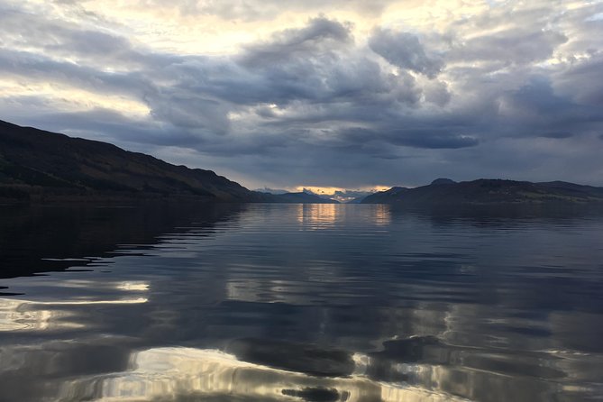 Loch Ness 1-Hour Cruise with Urquhart Castle Views - A comfortable boat, with a few weather lessons