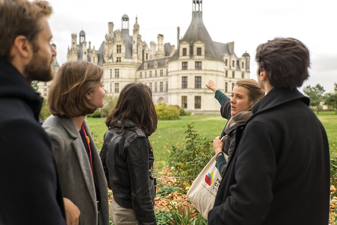 Loire Valley Castles Trip with Chenonceau and Chambord from Paris - Choosing the right guide option
