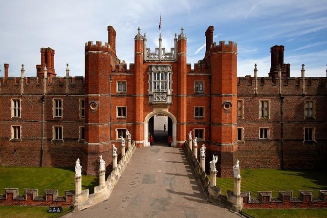 London, Windsor Castle, Hampton Court Palace with Free Snack Pack - St George’s Chapel and the Windsor stop