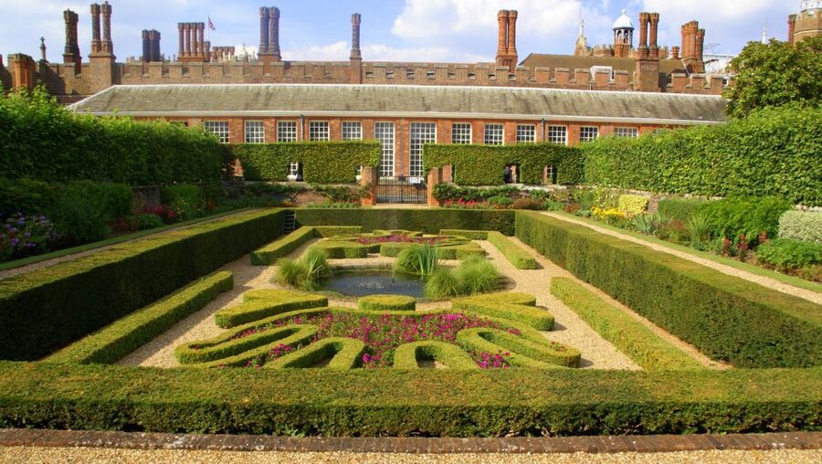 London: Windsor Castle & Henry VIII's Hampton Court Palace - How the guiding works