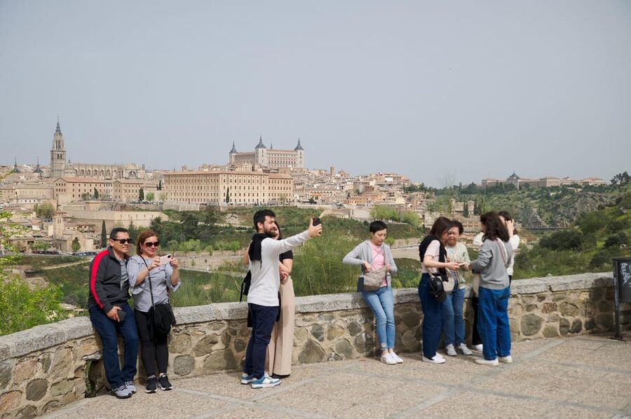 Madrid: Segovia and Toledo Tour, Alcazar, and Cathedral - Choosing lunch in Segovia