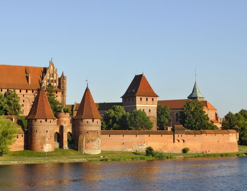 Malbork Castle Tour: 6-Hour Private Tour - Crossing into the castle complex