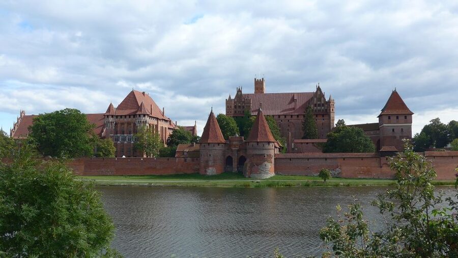 Malbork Castle Tour: 6-Hour Private Tour - Is $355 per person fair value?