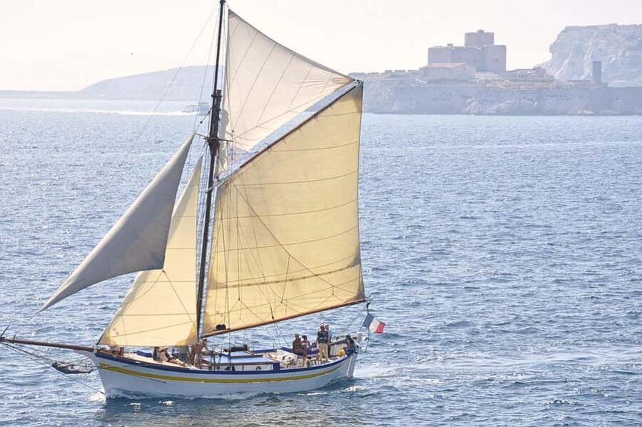 Marseille: Château d'If and Frioul Calanques Sailing Cruise - Leaving Les Barquettes for open water