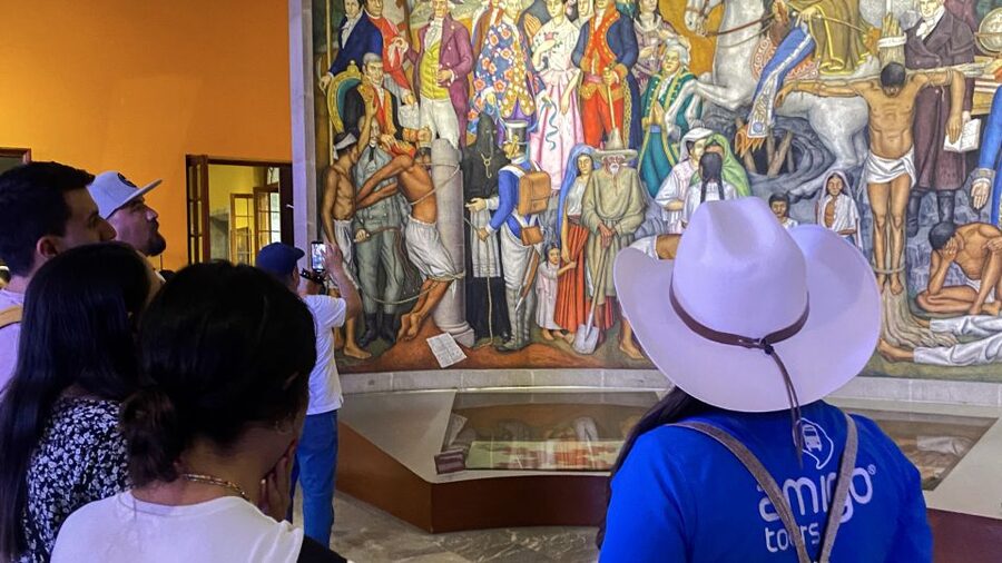 Mexico City: Chapultepec Castle and Anthropology Museum Tour - Reaching Chapultepec Castle on the hill