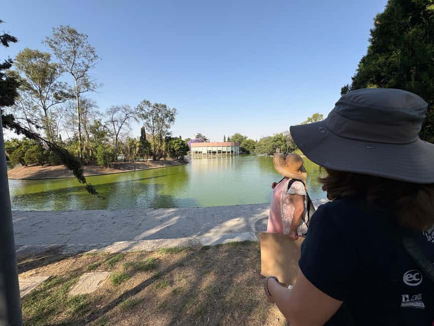 Mexico City: Chapultepec Castle and Forest Guided Tour - What the guides add to the experience